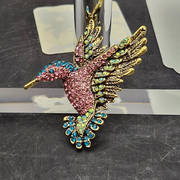 Betsey Johnson Hummingbird Pink, Blue & White Rhinestones Gold Pin Pendant NOS - Picture 1 of 5